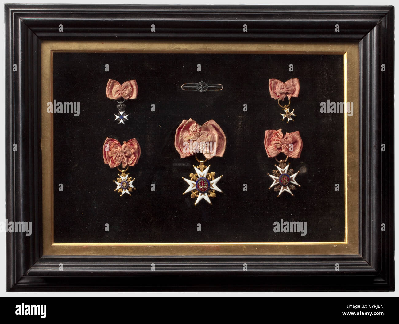 Militärorden von St. Louis, Frankreich, Orders Group of Brigadier Olivier Harty(?)Ritterkreuz des Ordens von St. Louis, Gold, emailliert, Regulationsgröße, 1774 - 1792. Ritterkreuz des Ordens von St. Louis, Gold, emailliert, halbe Größe für Restaurierungsperiode 1814 - 1830. Ritterkreuz des Ordens von St. Louis, Gold, emailliert, halbe Miniatur, Restaurierungszeit 1814 - 1830, Späne in den Kreuzarmen. Ritterkreuz des Ordens von St. Louis, Gold und emaillierte Miniatur, Juli Monarchie 1830 - 1848. Croix de Lys, 1814, Silber und Emaille Miniatur. Barette,Additional-Rights-Clearences-Not Available Stockfoto