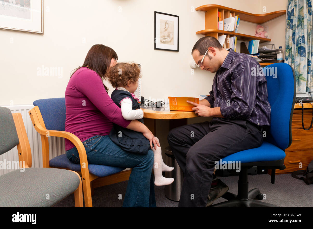 GP-Arzt-Patientengespräch mit Kind und Elternteil. Stockfoto