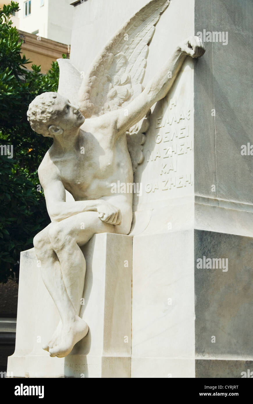 Niedrigen Winkel Ansicht einer Statue, Charilaos Trikoupis, alte Parlament, Athen, Griechenland Stockfoto