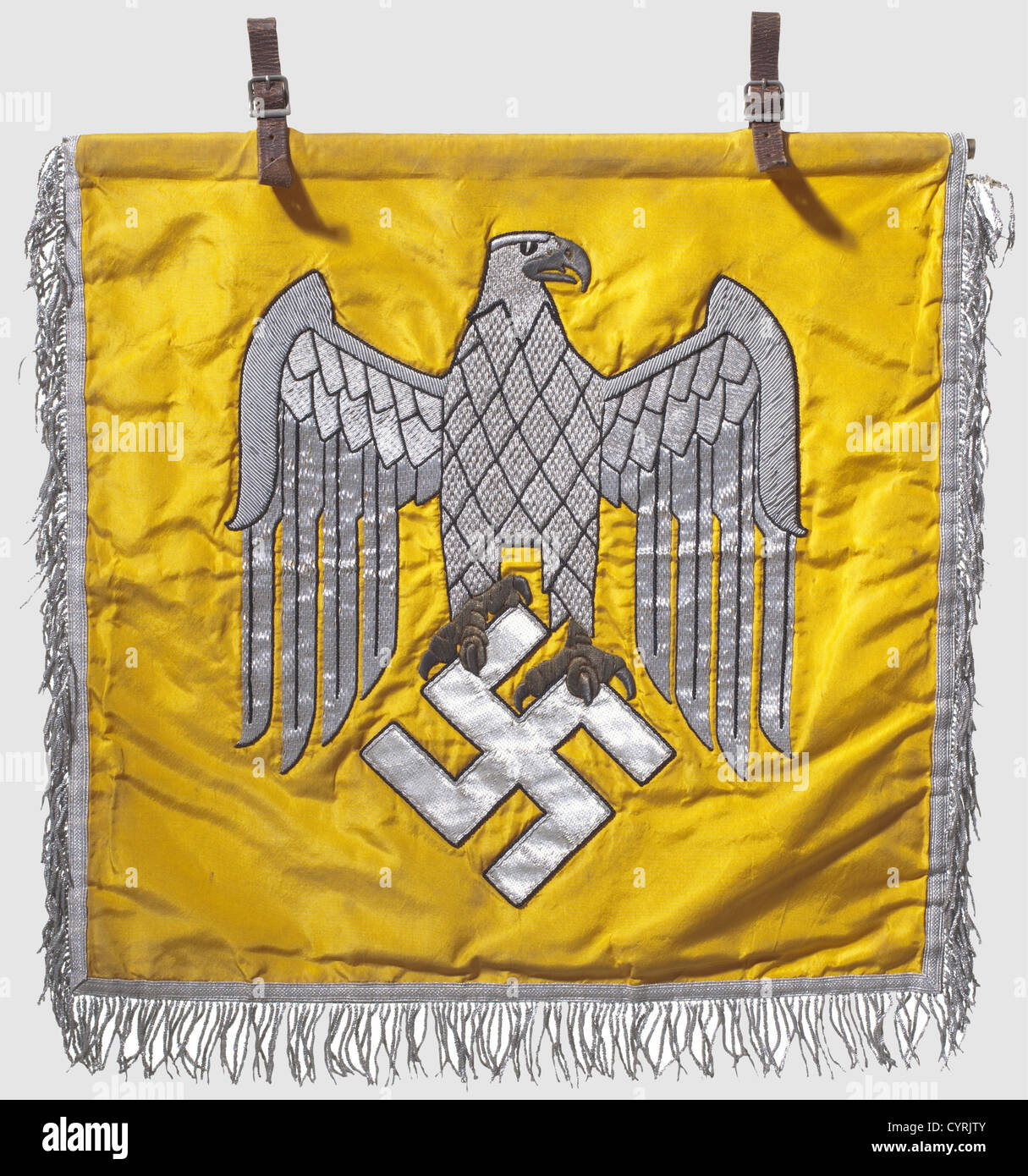 Ein Trompetenbanner, für das 17. Kavallerieregiment Goldene gelbe Seide mit einem silbernen Adler auf der Vorderseite bestickt, die Konturen und Federn in schwarz gesetzt, die Krallen und der Schnabel in Gold bestickt.die Rückseite zeigt die Chiffre "KR 17" in Silber bestickt.Silber Rand auf drei Seiten und zwei Befestigungsschlaufen.Vivid Farbe, leicht verschmutzt.42 x 44 cm.das 17.(bayerische)berittene Regiment, der sogenannte 'Bamberger Reiter', wurde 1920 im VII. Verteidigungsbezirk aufgezogen und gehörte zur 7. Reichswehrdivision.die Geschwader waren in Bam stationiert,Zusatzrechte-Clearences-nicht verfügbar Stockfoto