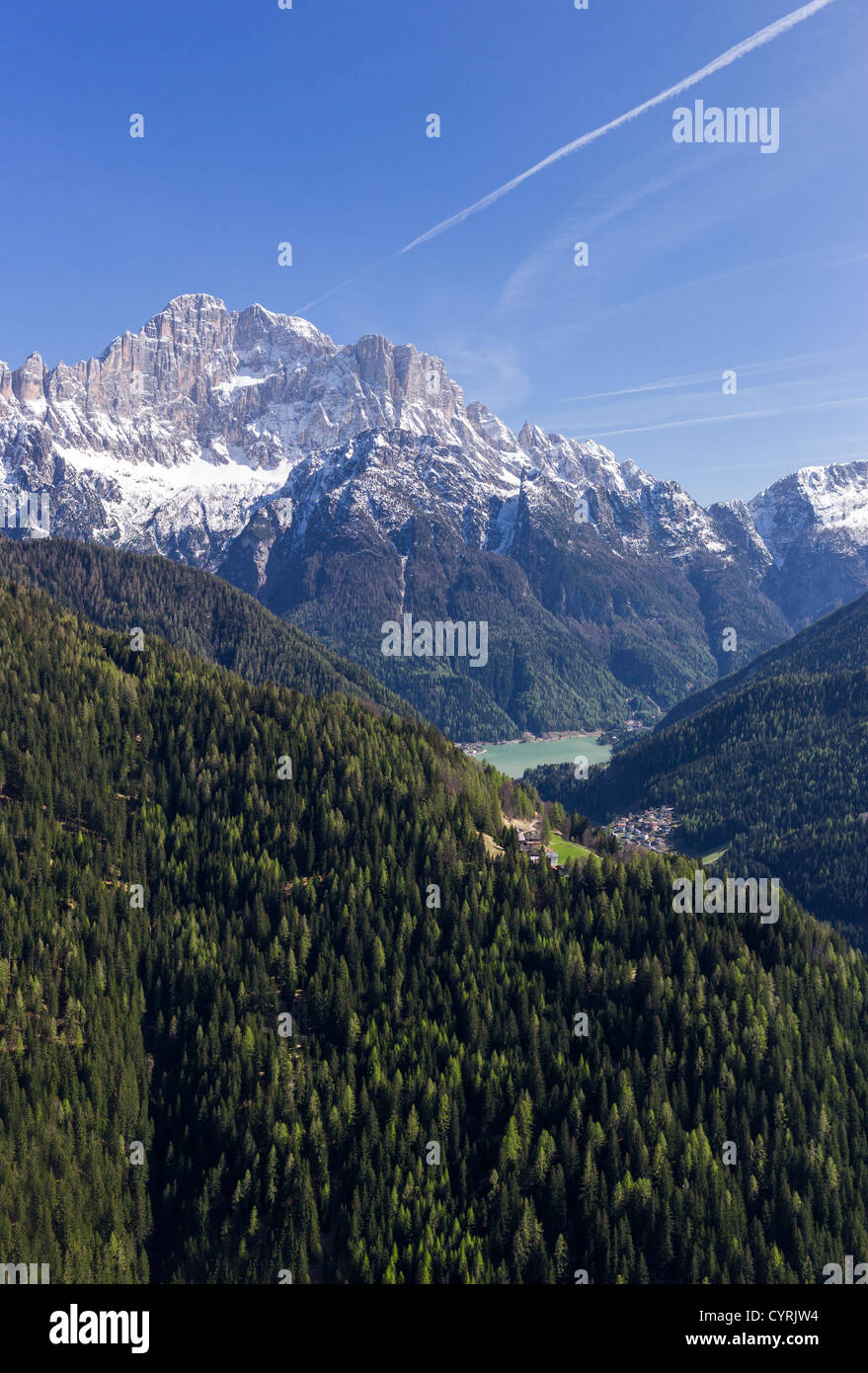 Italien, Dolomiten, Veneto, Panorama-Blick auf Monte Civetta und Alleghé See von Colle Santa Lucia Stockfoto