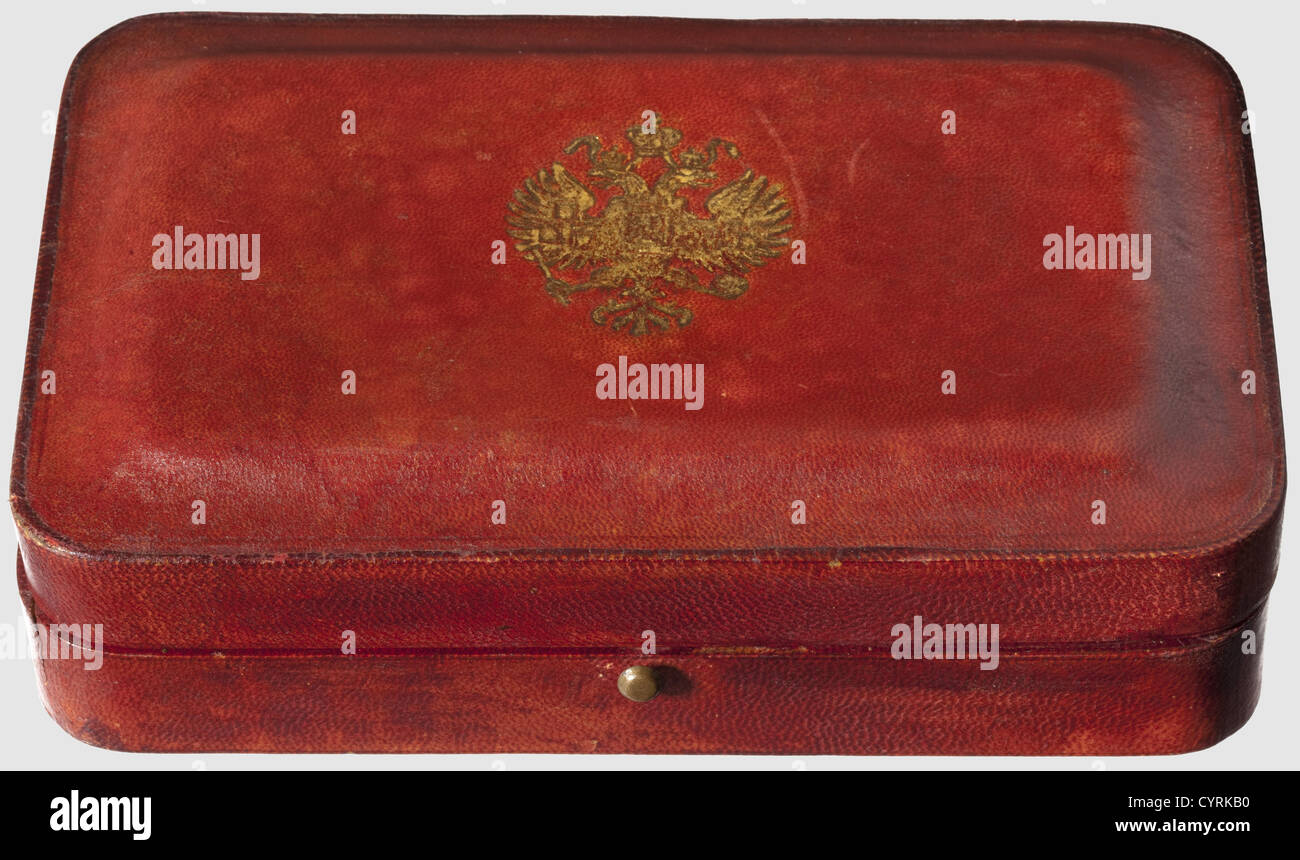 Koffer und Flügel für einen Ordnungssatz des Ordens des Hl. Alexander Newski, Russland, Herrschaft des Zaren Nikolaus II.(1894 - 1917)Rotes lederbedecktes (lackiertes) Etui mit weißem Seideneinlage (Einlage fehlt). Der Deckel mit einem gestempelten russischen doppelköpfigen Adler (teilweise restauriert), Druckknopfverschluss. Abmessungen 21.2 x 13.6 x 5.8 cm. Etwas Schaden. Enthalten ist die 1. Klasse Schärpe mit genähtem Band aus wässriger Rippseide. Im gebrauchten Zustand,historisch,historisch,1910er,20. Jahrhundert,19. Jahrhundert,Medaille,Dekoration,Medaillen,Dekorationen,Ehrenabzeichen,Ehrenabzeichen,Abzeichen,Zusatzrechte-Clearences-nicht vorhanden Stockfoto