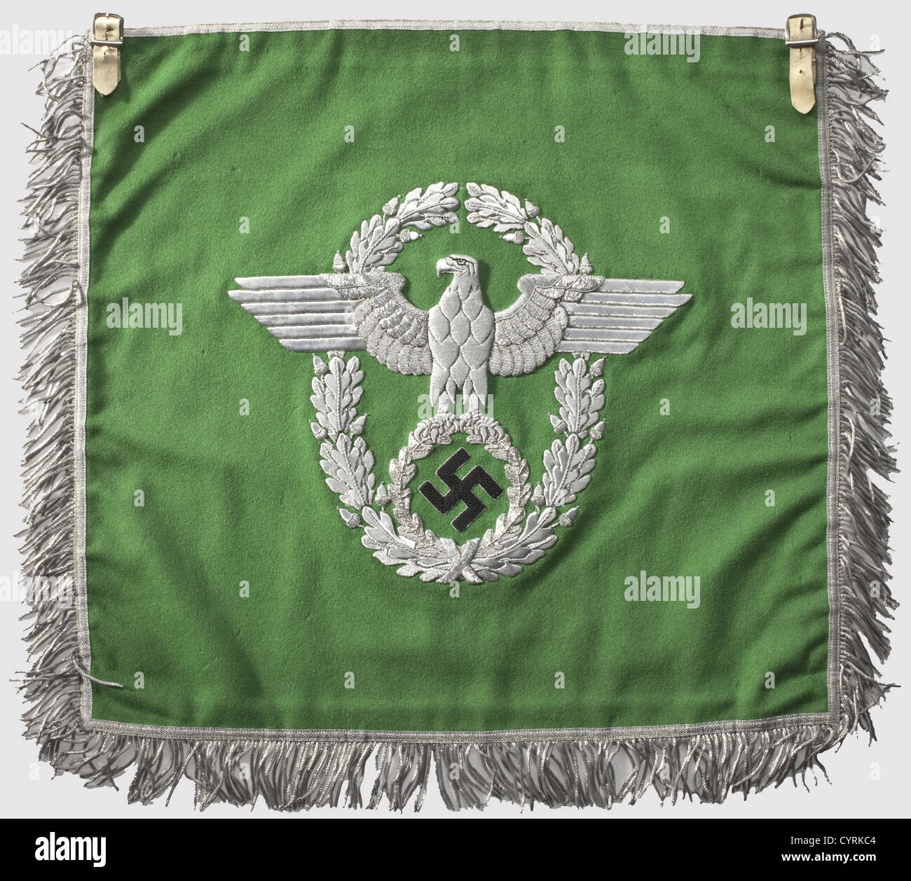 Trompetenbanner für die uniformierte Polizei feines, hellgrünes Tuch mit silberbesticktem Polizeiadler und beidseitig schwarz besticktem Hakenkreuz, silberne Bordüren, dreiseitig umrandet, zwei Befestigungsschlaufen aus weißem Leder. Frische Farben, minimale Schäden durch Motten. 44 x 47 cm, historisch, historisch, 1930er, 1930er, 20th century, Insignien, Symbole, Symbol, Emblem, Embleme, Flagge, Fahnen, Banner, Objekte, Stills, Ausschneiden, Ausschneiden, Ausschneiden, Ausschneiden, Zusatzrechte-Clearences-nicht verfügbar Stockfoto