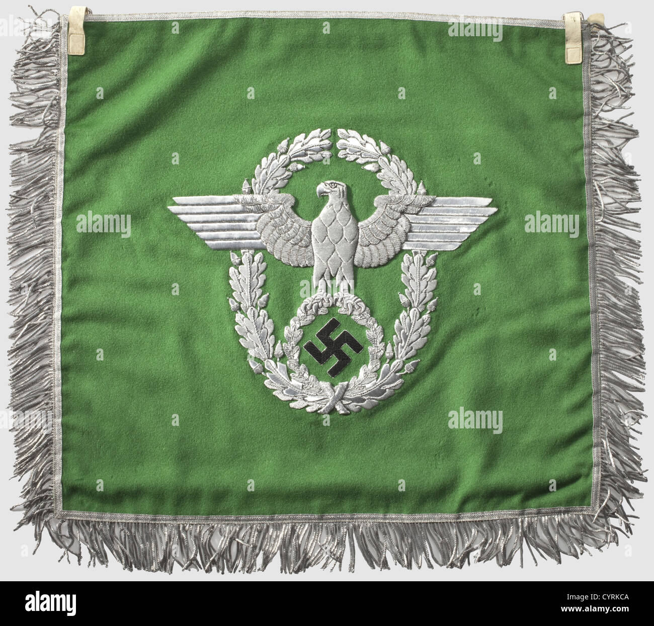 Trompetenbanner für die uniformierte Polizei feines, hellgrünes Tuch mit silberbesticktem Polizeiadler und beidseitig schwarz besticktem Hakenkreuz, silberne Bordüren, dreiseitig umrandet, zwei Befestigungsschlaufen aus weißem Leder. Frische Farben, minimale Schäden durch Motten. 44 x 47 cm, historisch, historisch, 1930er, 1930er, 20th century, Insignien, Symbole, Symbol, Emblem, Embleme, Flagge, Fahnen, Banner, Objekte, Stills, Ausschneiden, Ausschneiden, Ausschneiden, Ausschneiden, Zusatzrechte-Clearences-nicht verfügbar Stockfoto
