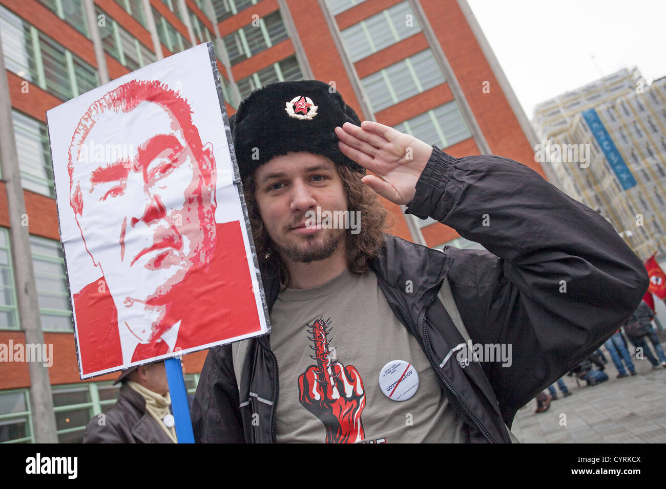 Demonstrant gegen Kommunisten Eintritt in tschechischen Regierung Zlin Region hält Schilder mit Porträt Leonid Brezhnev während Stockfoto
