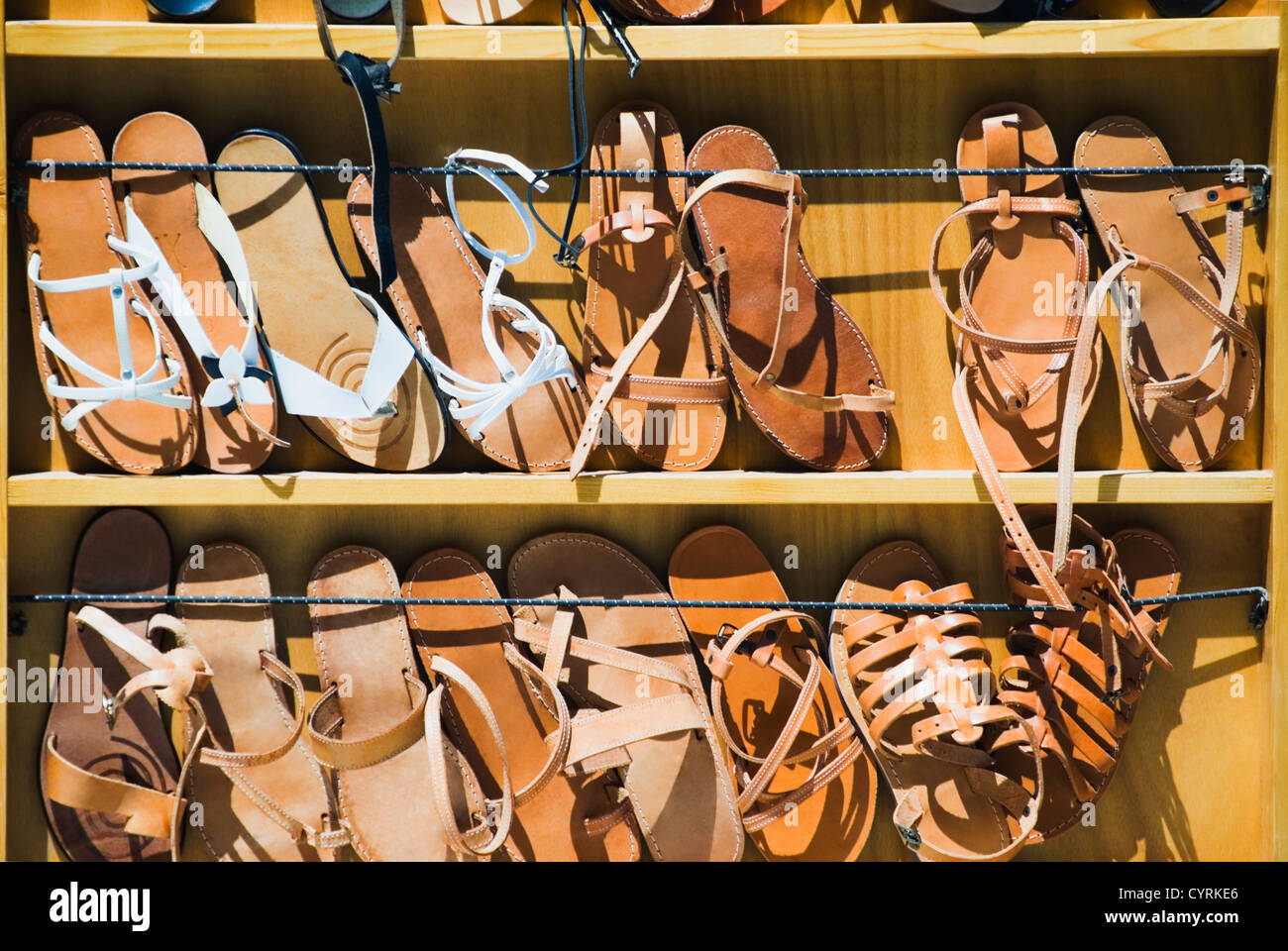 Schuhe zum Verkauf an einem Marktstand, Athen, Griechenland Stockfoto