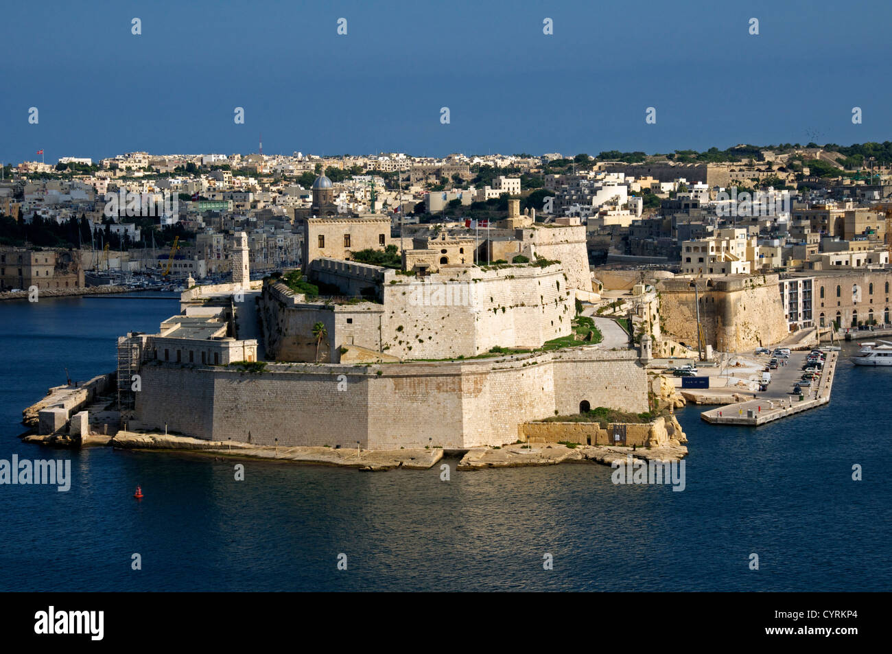 Blick Fort Angelo und Grand Harbour von Valletta Malta Upper Barracca Gardens Stockfoto