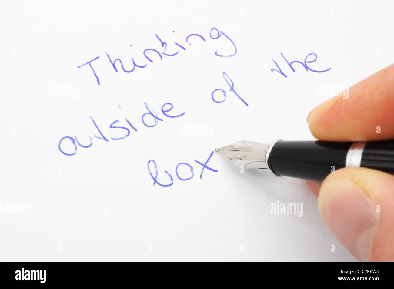 Denken Sie außerhalb der Box-Konzept mit Stift und Papier Stockfoto