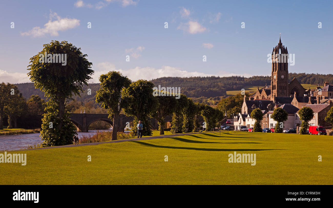 Kingsmeadows, Pfarrkirche und Fluss Tweed in Peebles Stockfoto