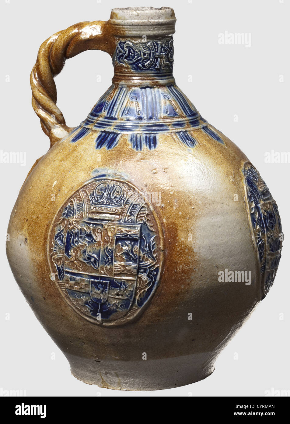 Große Steinzeugflasche, Raeren, um 1600 Graubraunes, salzglasiertes Steinzeug, teilweise blau bemalt. Kugeliger bauchiger Körper, Wappen an drei Seiten angebracht. Der Hals mit geometrischen Dekoration und Band Ornamente, geflochtenen Riemen Griff geschmückt. Kleiner Chip an der Lippe. Höhe 28 cm, historisch, historisch, 17. Jahrhundert, Kunsthandwerk, Handwerk, Objekt, Objekte, Stills, Ausschneiden, Ausschneiden, Ausschneiden, Ausschneiden, Gefäß, Gefäße, Zusatzrechte-Clearences-nicht vorhanden Stockfoto