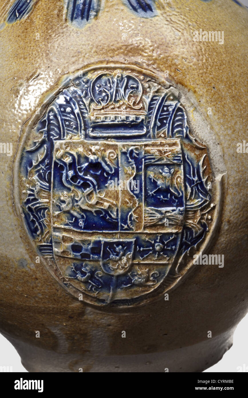 Große Steinzeugflasche, Raeren, um 1600 Graubraunes, salzglasiertes Steinzeug, teilweise blau bemalt. Kugeliger bauchiger Körper, Wappen an drei Seiten angebracht. Der Hals mit geometrischen Dekoration und Band Ornamente, geflochtenen Riemen Griff geschmückt. Kleiner Chip an der Lippe. Höhe 28 cm, historisch, historisch, 17. Jahrhundert, Kunsthandwerk, Handwerk, Objekt, Objekte, Stills, Ausschneiden, Ausschneiden, Ausschneiden, Ausschneiden, Gefäß, Gefäße, Zusatzrechte-Clearences-nicht vorhanden Stockfoto