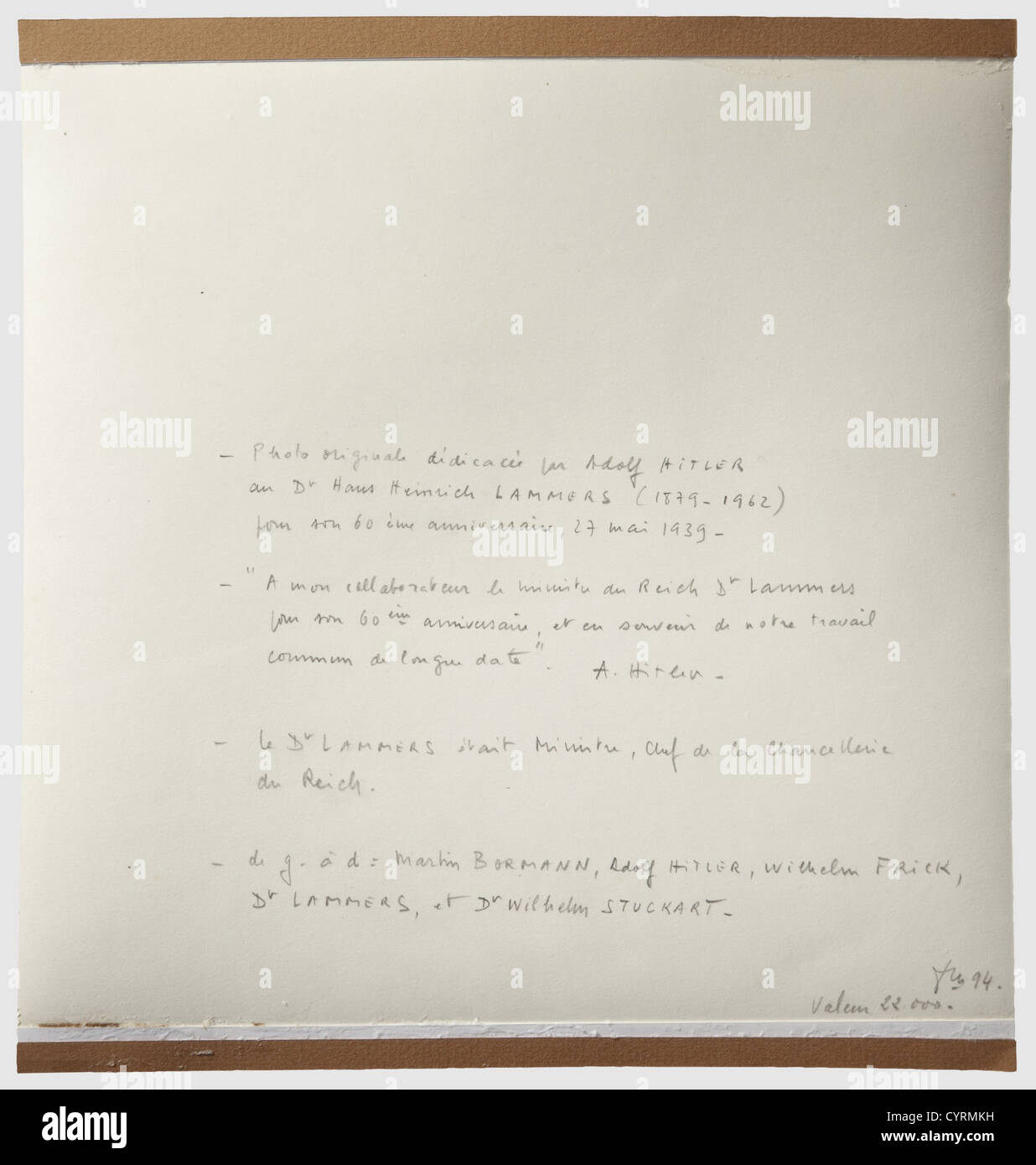 Adolf Hitler,ein Foto, das Hans-Heinrich Lammers anlässlich seines 60. Geburtstages gewidmet ist.Großbild (24 x 23.7 cm beschnitten?),Hitler an seinem Schreibtisch sitzend,vor ihm Reichsminister Lammers und Frick sowie Reichsleiter Martin Bormann und SS-Gruppenführer Wilhelm Stuckart,der untere Rand mit handgeschriebener Tuschendeihe 'an meinen Assistenten, Reichsminister Dr.Lammers,zu seinem 60. Geburtstag und in Erinnerung an ereignisreiche Zeiten gingen wir gemeinsam durch - Adolf Hitler.' Gut lesbares Autogramm auf Bild mit fetter Tinte aufgetragen, Zusatz-Rechte-Clearenzen-nicht verfügbar Stockfoto