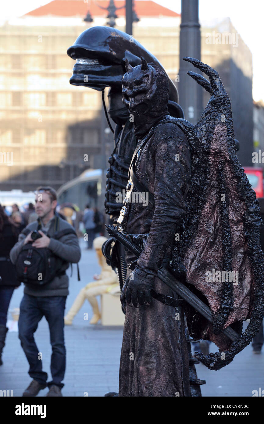 Lebende Statuen, Straßenkünstlern, Weltraummonster, posieren Pose für touristische Fotografien, Sol Plaza, Square, Madrid, Spanien Stockfoto