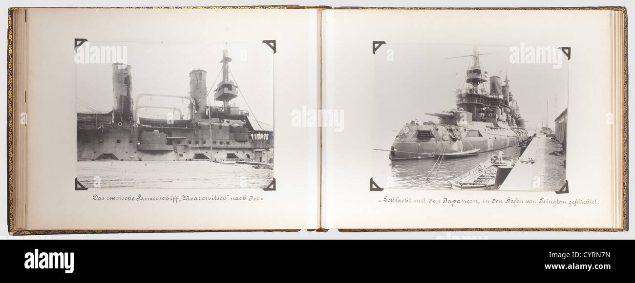 Fotoalbum eines Matrosen der SMS 'Fürst Bismarck', mit Aufnahmen der Ostasienreisen 1900 - 1902 und 1904 - 1906 Landschaftsformat, chinesisches Lackalbum mit goldgeprägtem Lederrücken und vergoldeten Seiten, das Vorderpapier mit erhabenen, farbigen Knochenschnitzereien in Form von zwei Chinesen Damen. Mehr als 130 hochinteressante, überwiegend private, großformatige und beschriftete Bilder historisch,historisch,1900er,20. Jahrhundert,Marine,Marine,Militär,Militaria,Dienstzweig,Dienstzweige,Streitkräfte,Wehrdienst,Objekt,Zusatzrechte-Clearences-nicht verfügbar Stockfoto