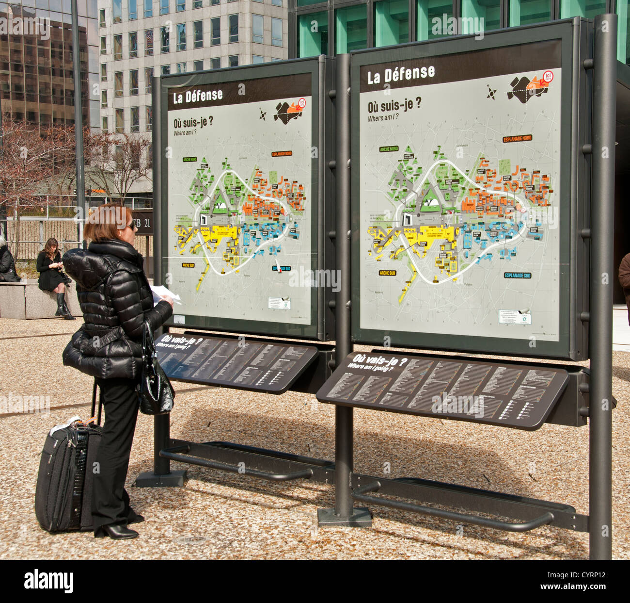 Paris La Défense Französisch Street Karte Frankreich Frau Stockfoto