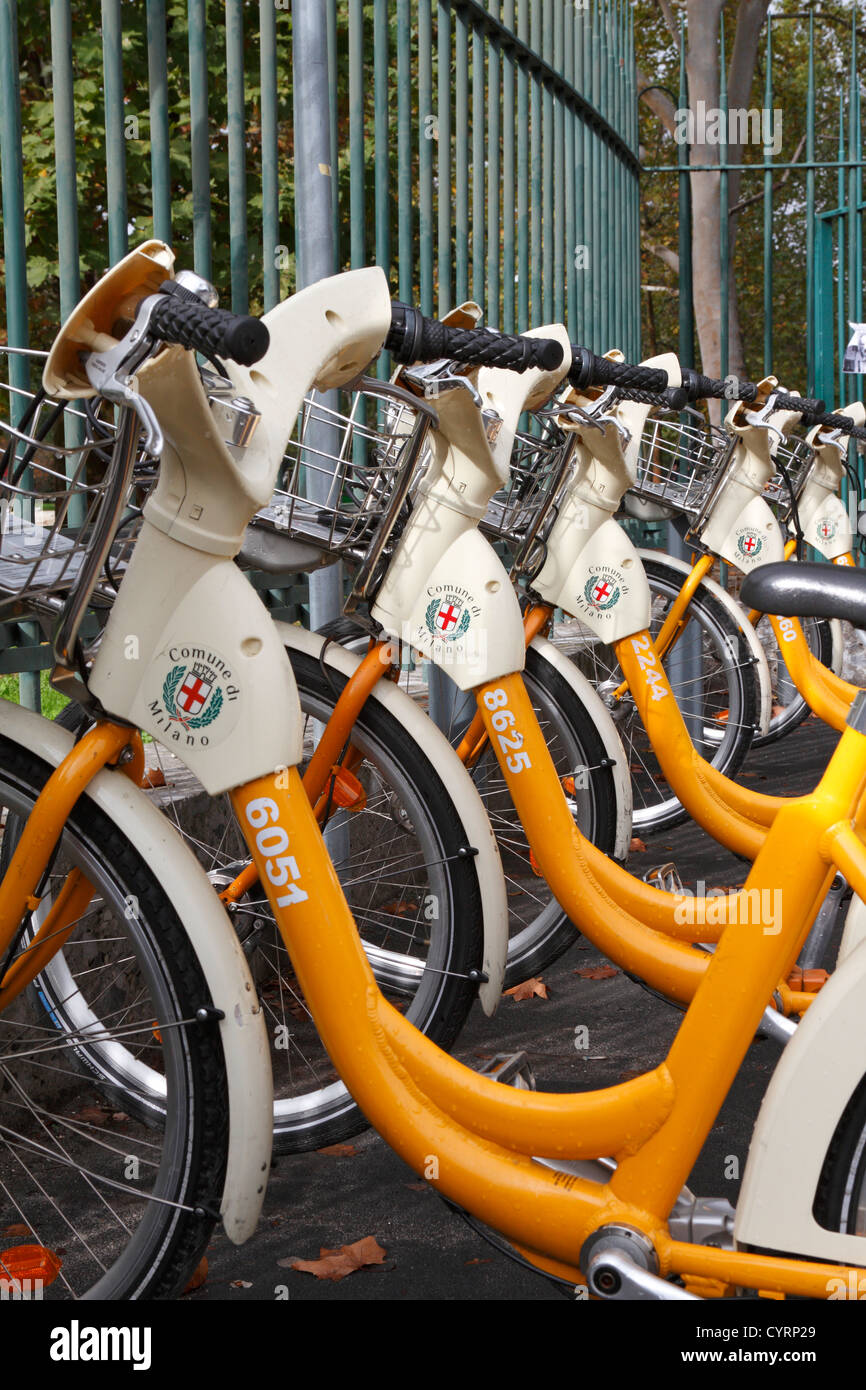 Bei einem BikeMi Fahrradverleih-Station in Mailand, Italien, Europa. Stockfoto