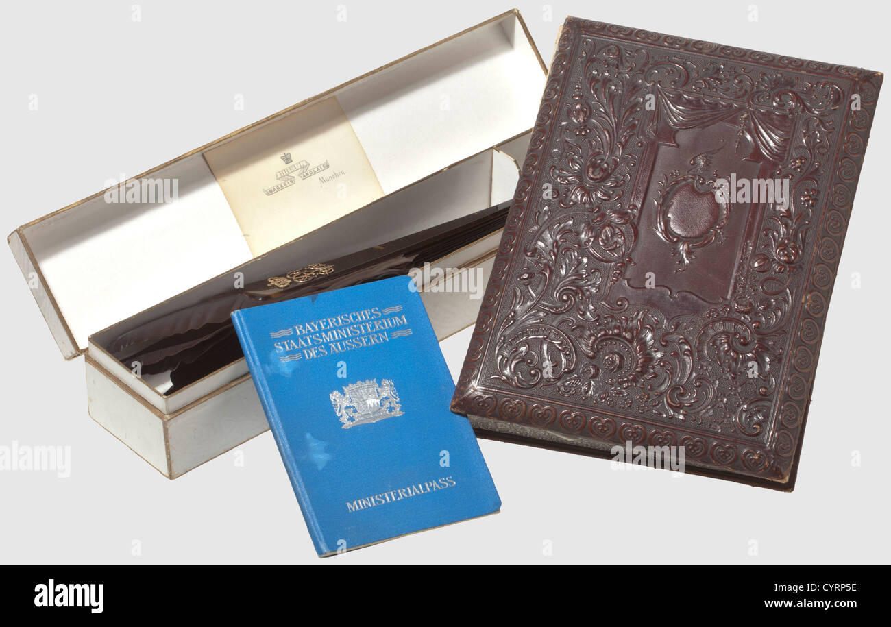 Prinzessin Louise von Bayern(1869 - 1952),ein Fächer mit Adlerfedern ca. 1890 Königlicher Hoflieferant Breul, München.Schildkrötenmuschel und Adlerfedern,die Vorderseite mit einem verspiegelten Monogramm 'L' für Louise in Gold unter einer Königlich-bayerischen Krone angebracht,nach dem Monogramm von König Ludwig II.Länge ca. 38 cm.in seinem weißen Original Karton mit Goldbordüren, Etikett 'Breul - Magasin Anglais - München' im Deckel.die Basis trägt eine Inventarkarte 'Eigenthum I.K.H.Prinzessin Alfons'.drei Studiofotos des Münchner Fotografen H.traut sind inklusive,makerïs-Rechteklärung-nicht verfügbar Stockfoto