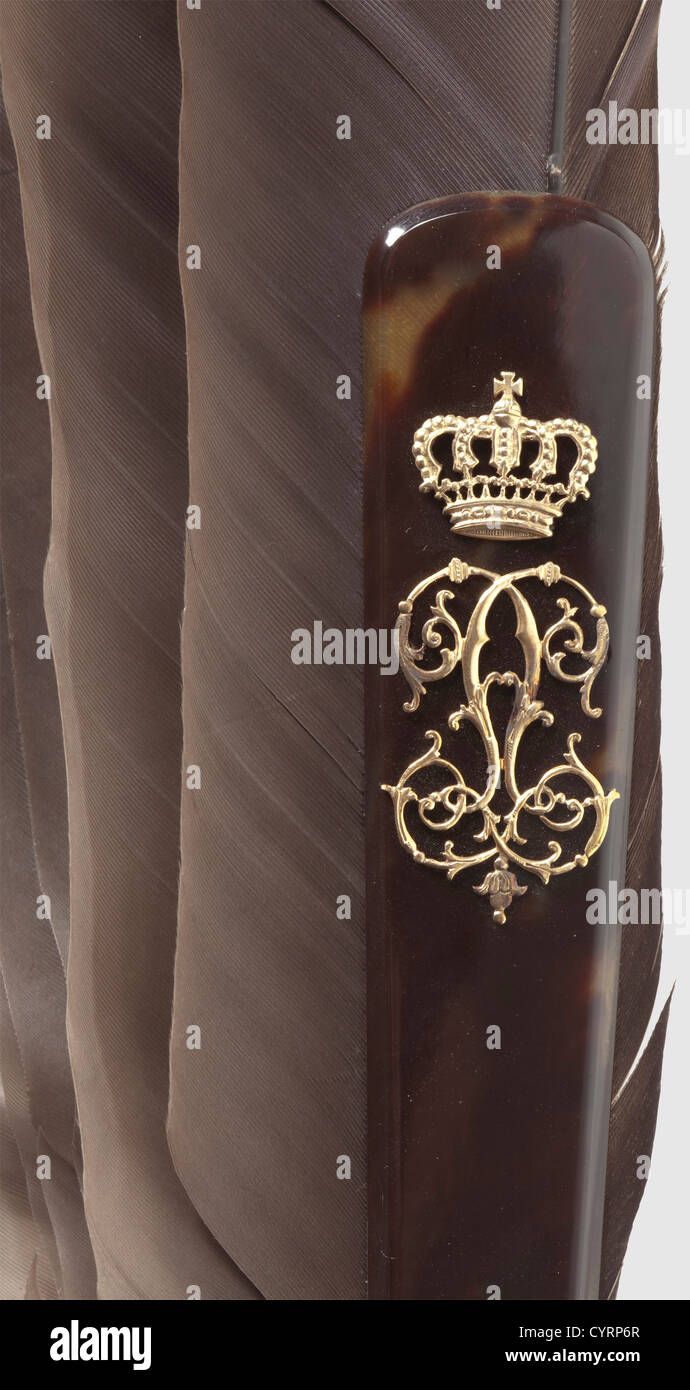 Prinzessin Louise von Bayern(1869 - 1952),ein Fächer mit Adlerfedern ca. 1890 Königlicher Hoflieferant Breul, München.Schildkrötenmuschel und Adlerfedern,die Vorderseite mit einem verspiegelten Monogramm 'L' für Louise in Gold unter einer Königlich-bayerischen Krone angebracht,nach dem Monogramm von König Ludwig II.Länge ca. 38 cm.in seinem weißen Original Karton mit Goldbordüren, Etikett 'Breul - Magasin Anglais - München' im Deckel.die Basis trägt eine Inventarkarte 'Eigenthum I.K.H.Prinzessin Alfons'.drei Studiofotos des Münchner Fotografen H.traut sind inklusive,makerïs-Rechteklärung-nicht verfügbar Stockfoto