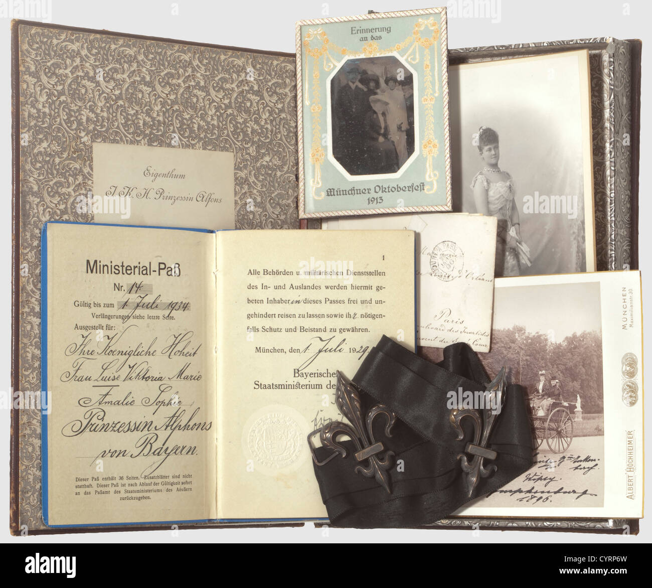 Prinzessin Louise von Bayern(1869 - 1952),ein Fächer mit Adlerfedern ca. 1890 Königlicher Hoflieferant Breul, München.Schildkrötenmuschel und Adlerfedern,die Vorderseite mit einem verspiegelten Monogramm 'L' für Louise in Gold unter einer Königlich-bayerischen Krone angebracht,nach dem Monogramm von König Ludwig II.Länge ca. 38 cm.in seinem weißen Original Karton mit Goldbordüren, Etikett 'Breul - Magasin Anglais - München' im Deckel.die Basis trägt eine Inventarkarte 'Eigenthum I.K.H.Prinzessin Alfons'.drei Studiofotos des Münchner Fotografen H.traut sind inklusive,makerïs-Rechteklärung-nicht verfügbar Stockfoto