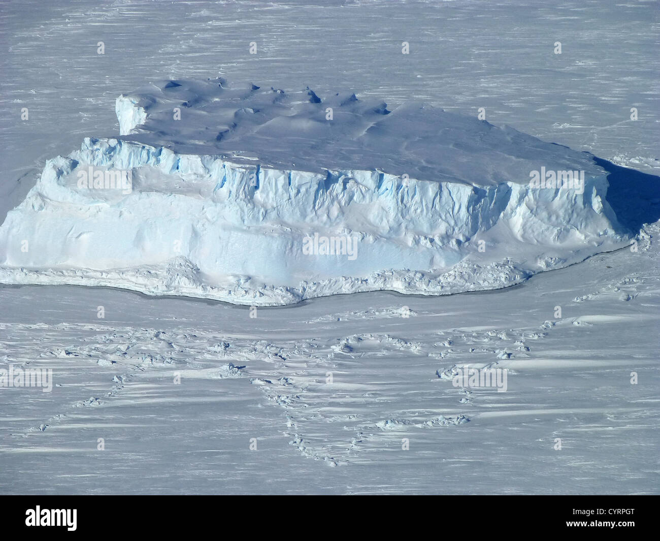 Luftaufnahme von einem Eisberg in Meereis im Amundsen Meer gefangen 27. Oktober 2012. NASA prüft die Erde Polareis Regionen. Stockfoto