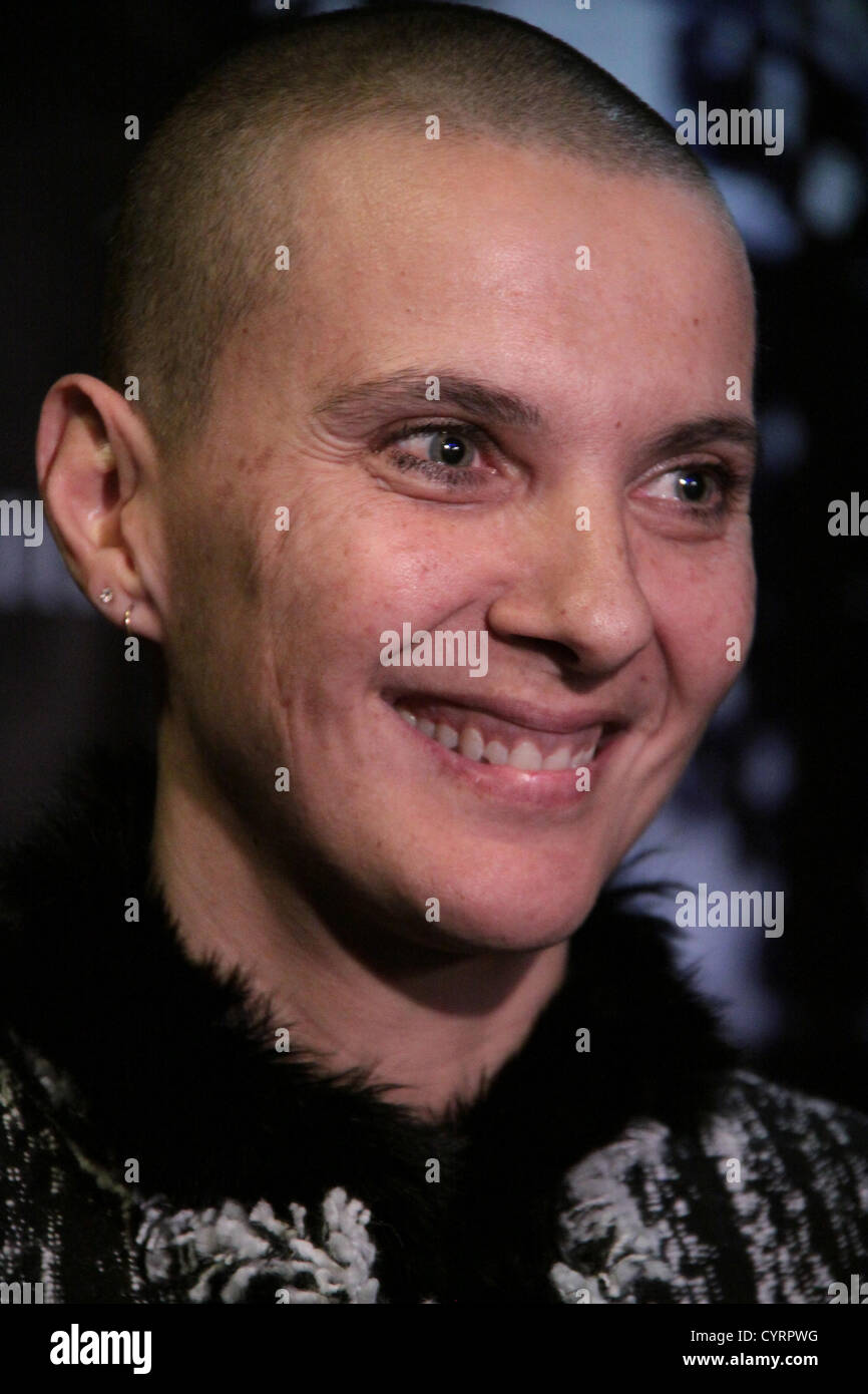 7. November 2012 - Moskau, Russland - November 07,2012. Moskau, Russland. Im Bild: Italienische Schauspielerin Rosalinda Celentano besucht die Premiere von Â €œThe Nacht des Films Shroudâ€ "Strahlenden Engel" International Film Festival. (Kredit-Bild: © PhotoXpress/ZUMAPRESS.com) Stockfoto