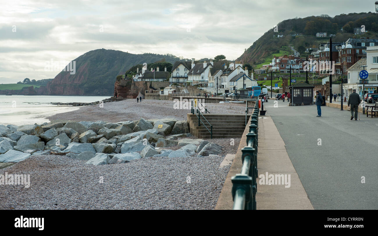 6. November 2012. Sidmouth, Devon, England. Spaziergänger am Meer entlang mit der Jurassic Coast im Hintergrund. Stockfoto