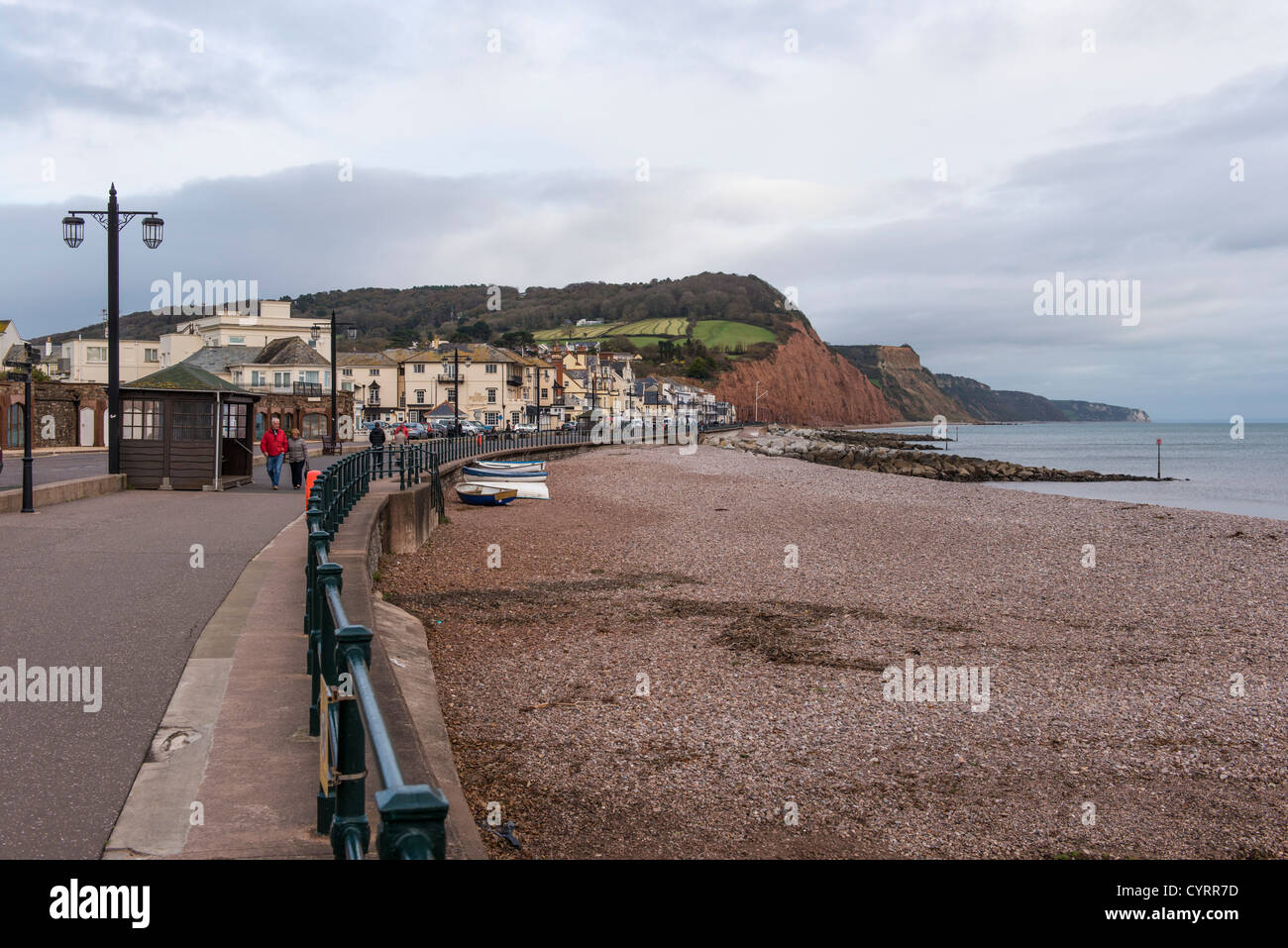 6. November 2012. Sidmouth, Devon, England. Spaziergänger am Meer entlang mit der Jurassic Coast im Hintergrund. Stockfoto
