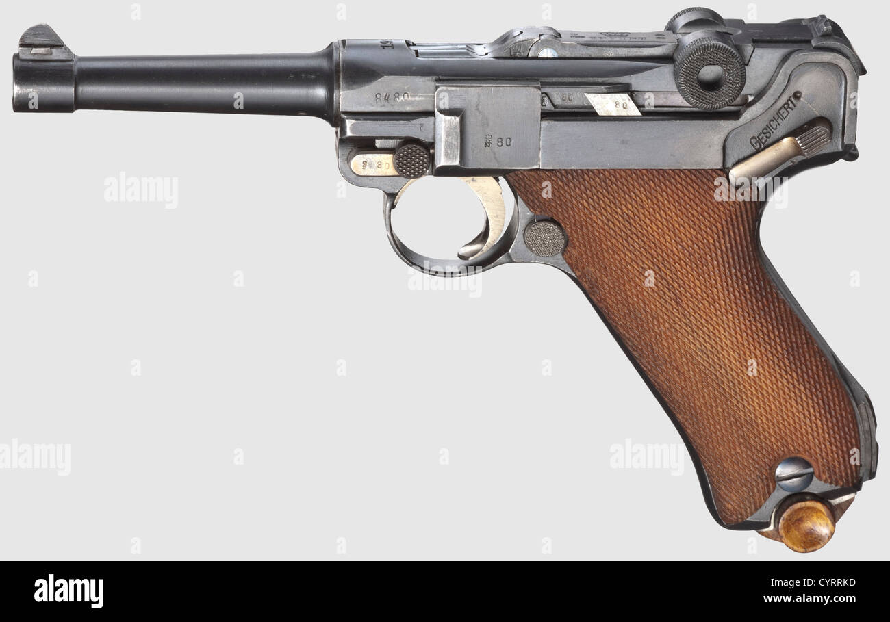 Pistole 08 Erfurt 1917, mit Holster, Kal.9 mm Parabellum, Nr.8480. Passende Nummern inklusive Zündstift und Griffplatten.Helle Bohrung.verschiedene kaiserliche Akzeptanz marks.Complete original Finish mit Verschleißspuren auf Abzugsplatte.kleine und operative Teile gelb und blau.Helle Walnussgriffplatten.Passend nummerierte, vernickelte Blechmagazin mit Holzsockel.Fast Mint insgesamt condition.Comes mit einer schwarzen Hardshell made by 'E.V.Genossenschaft Oldenburg 1917',Stiche und Zugband in guter Ordnung,neuwertig,erwerbsscheinpflichtig,historisch,Zusatz-Rechte-Clearences-nicht lieferbar Stockfoto