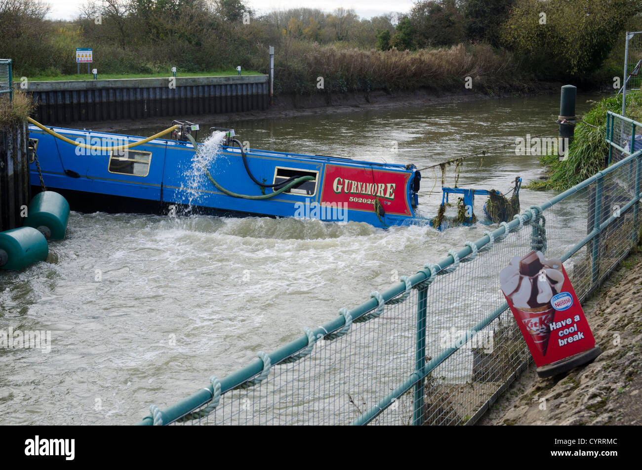 Recovery-Vorgang um eine versunkene Narrowboat zu retten Stockfoto