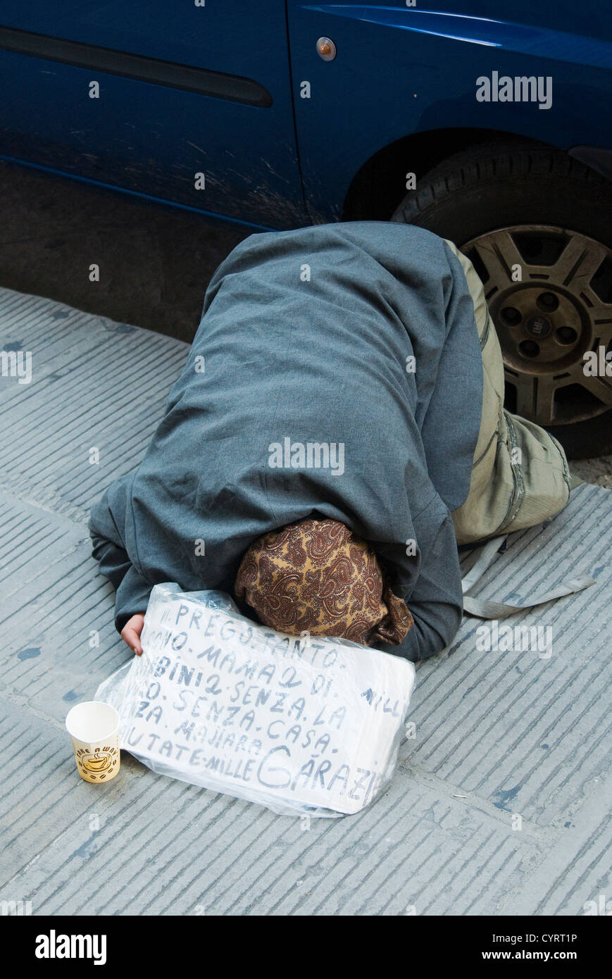 Gypsi Frau Betteln auf einem Gehweg in Florenz, Toskana, Italien Stockfoto