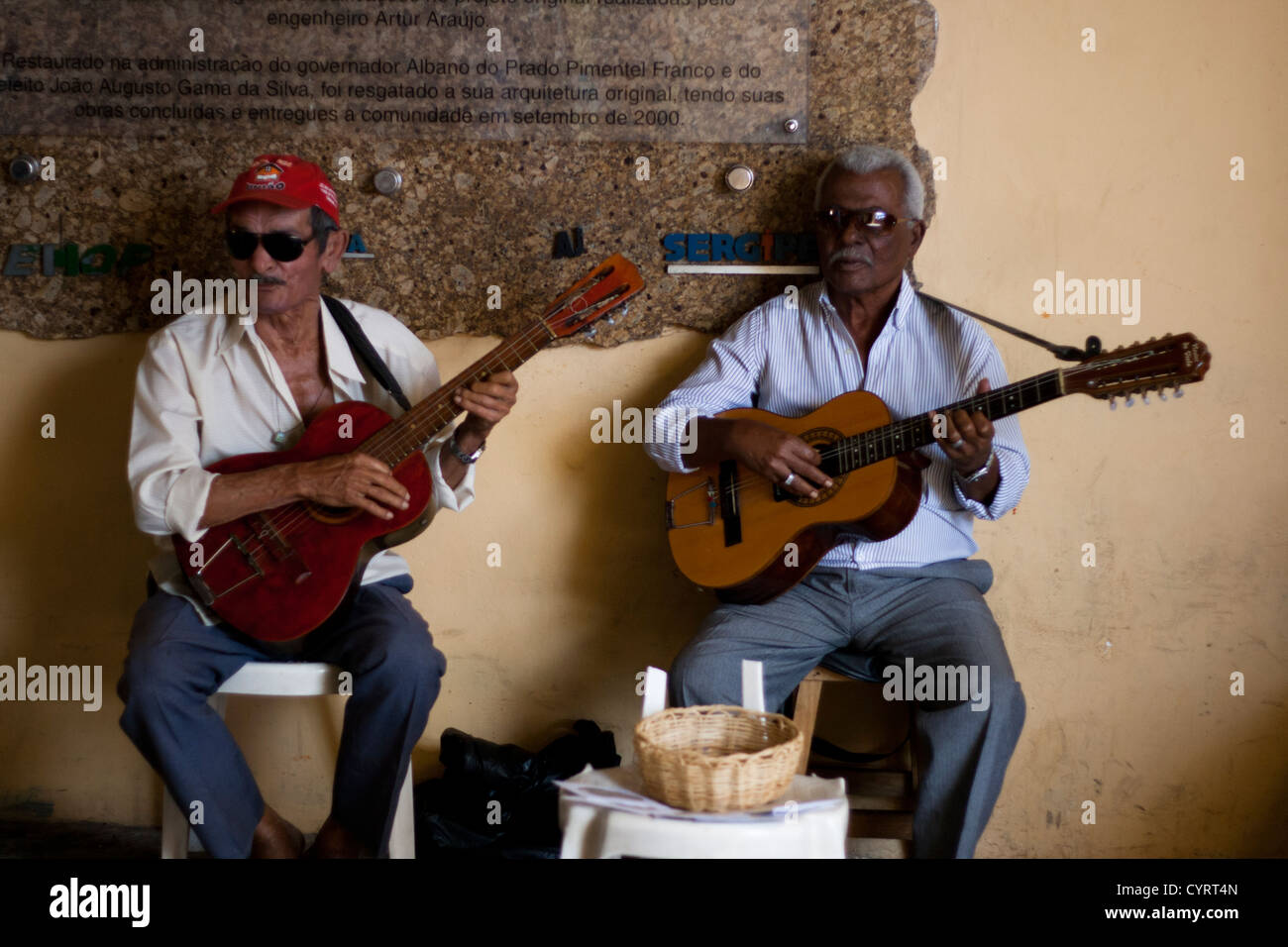 Minnesänger Dichter singen traditionellen extempore Musik in lokalen Handwerksmarkt in Aracaju, Sergipe, Nordost-Brasilien Stockfoto