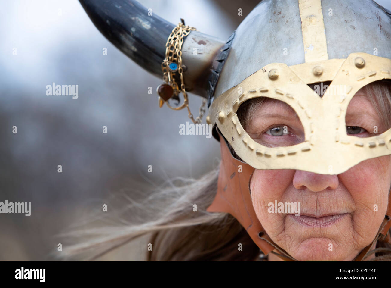 Closeup Portrait von Viking Frau im Helm mit Hörnern Stockfoto
