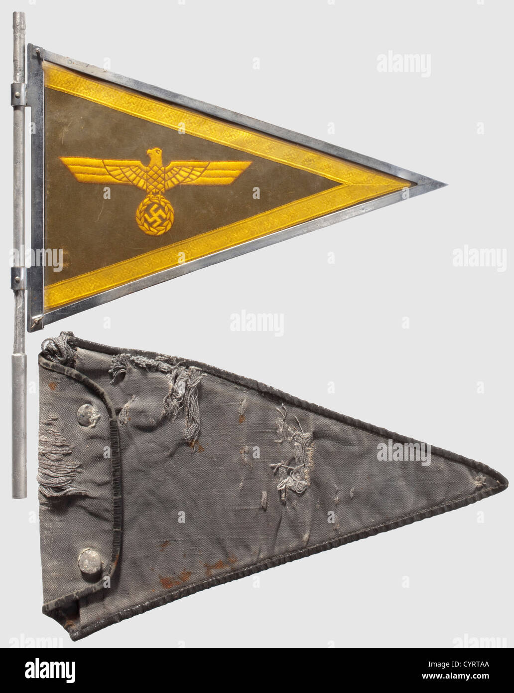 Ein Fahrzeugstandard von General von Vierow, Kfz-Nationalwappen für einen Armee-General-Fahrzeugstandard mit einem National Eagle, der beidseitig goldgelb auf feldgrauem Hintergrundtuch gestickt ist und einem durchgehenden 20 mm breiten Goldgeflecht mit eingewebten Hakenkreuzen.der Standard ist wettergeschützt mit Cellophan, leicht abgedunkelt.in dessen korrespondierenden Aluminiumrahmen mit korrekten Standardstangen zur Befestigung an einem Fahrzeug.der alte, zerschlagene Segeltuchkoffer zur Verheimlichung eines allgemeinen Standards ist im Lieferumfang enthalten.General v. Vierow(Ritterkreuz aus Eisen Cr,Additional-Rights-Clearences-nicht verfügbar Stockfoto