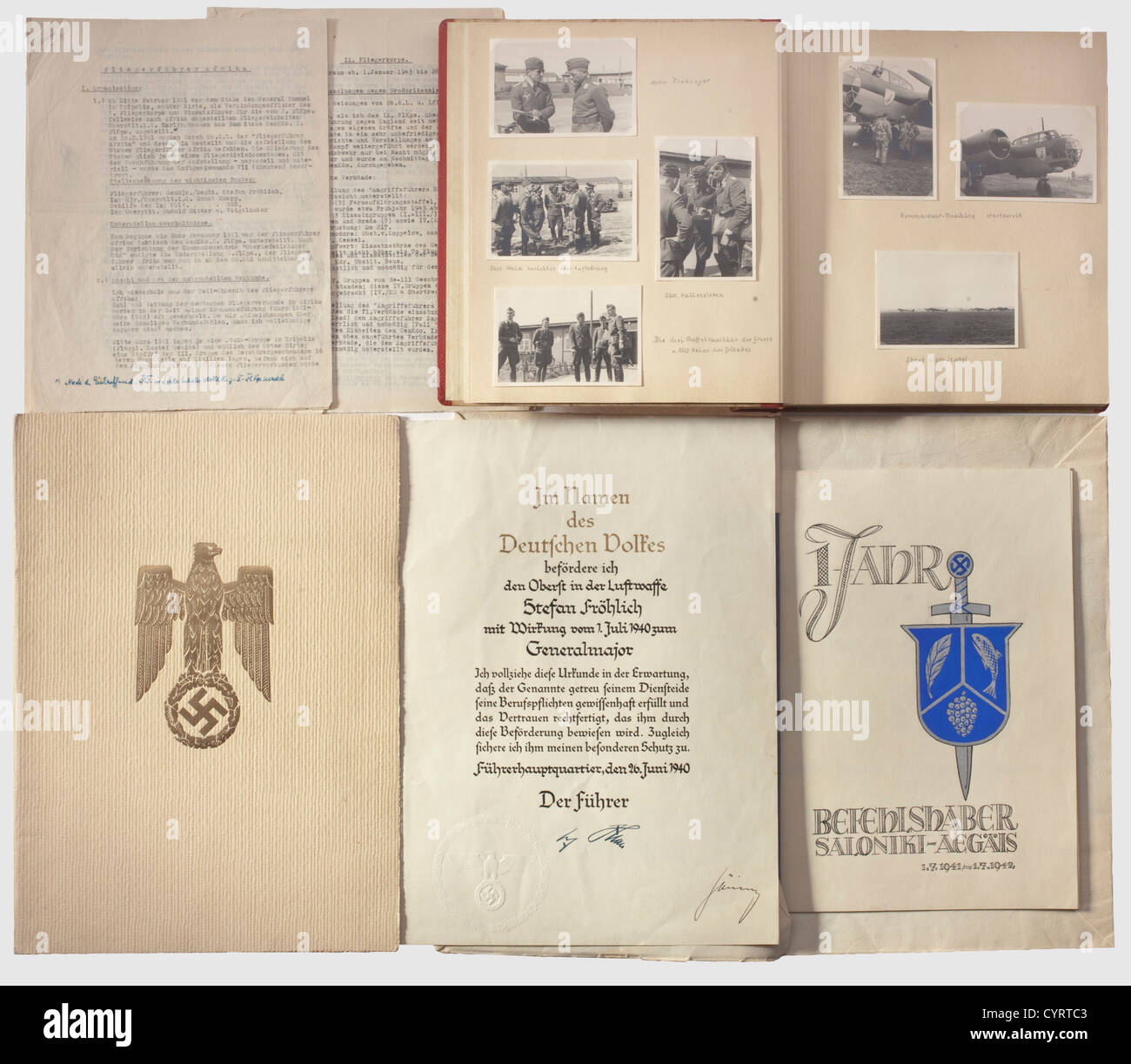 Promotionsdokument und Fotoalbum,von Luftwaffe Generalmajor Fröhlich,Ritterkreuzgewinner am 4. Juli 1940 großformatiges Promotionsdokument zum Generalmajor für Oberst Fröhlich,ausgestellt am 26. Juni 1940 vom Führerhauptquartier,mit Originalunterschrift von Hermann Göring und einer Faksimile-Unterschrift von Adolf Hitler.das doppelseitige Dokument mit blindgestempeltem Siegel ist in der Druckschrift enthalten Präsentationsmappe mit goldgestempeltem Nationaladler auf der Vorderseite.Dokumentenmaße 35.5 x 25.5 cm wenn closed.Commented Fotoalbum mit 115 überwiegend militärischen Bildern in var,Zusatz-Rechte-Clearences-nicht vorhanden Stockfoto