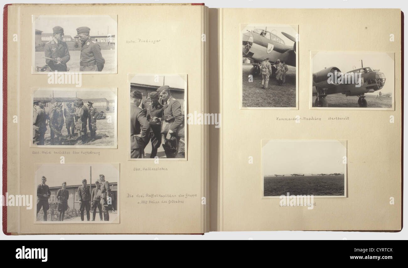 Promotionsdokument und Fotoalbum,von Luftwaffe Generalmajor Fröhlich,Ritterkreuzgewinner am 4. Juli 1940 großformatiges Promotionsdokument zum Generalmajor für Oberst Fröhlich,ausgestellt am 26. Juni 1940 vom Führerhauptquartier,mit Originalunterschrift von Hermann Göring und einer Faksimile-Unterschrift von Adolf Hitler.das doppelseitige Dokument mit blindgestempeltem Siegel ist in der Druckschrift enthalten Präsentationsmappe mit goldgestempeltem Nationaladler auf der Vorderseite.Dokumentenmaße 35.5 x 25.5 cm wenn closed.Commented Fotoalbum mit 115 überwiegend militärischen Bildern in var,Zusatz-Rechte-Clearences-nicht vorhanden Stockfoto