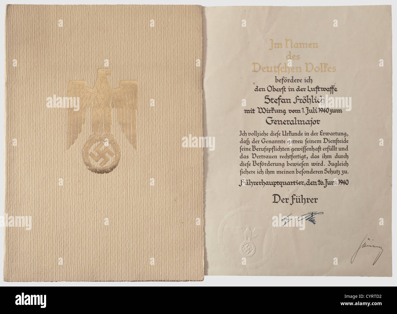 Promotionsdokument und Fotoalbum,von Luftwaffe Generalmajor Fröhlich,Ritterkreuzgewinner am 4. Juli 1940 großformatiges Promotionsdokument zum Generalmajor für Oberst Fröhlich,ausgestellt am 26. Juni 1940 vom Führerhauptquartier,mit Originalunterschrift von Hermann Göring und einer Faksimile-Unterschrift von Adolf Hitler.das doppelseitige Dokument mit blindgestempeltem Siegel ist in der Druckschrift enthalten Präsentationsmappe mit goldgestempeltem Nationaladler auf der Vorderseite.Dokumentenmaße 35.5 x 25.5 cm wenn closed.Commented Fotoalbum mit 115 überwiegend militärischen Bildern in var,Zusatz-Rechte-Clearences-nicht vorhanden Stockfoto