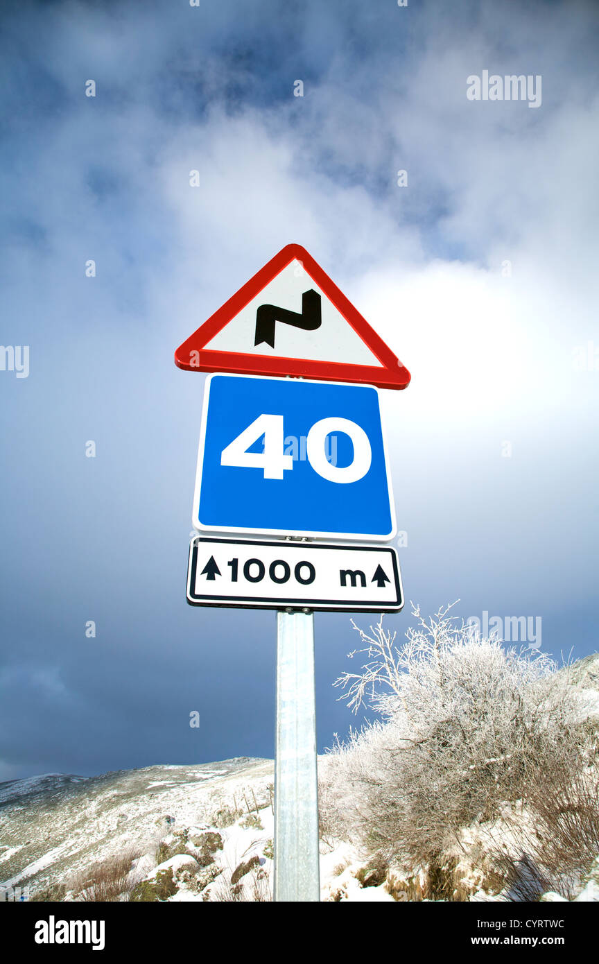 Geschwindigkeit und gefährliche Kurve anmelden eine Schnee-Straße Stockfoto