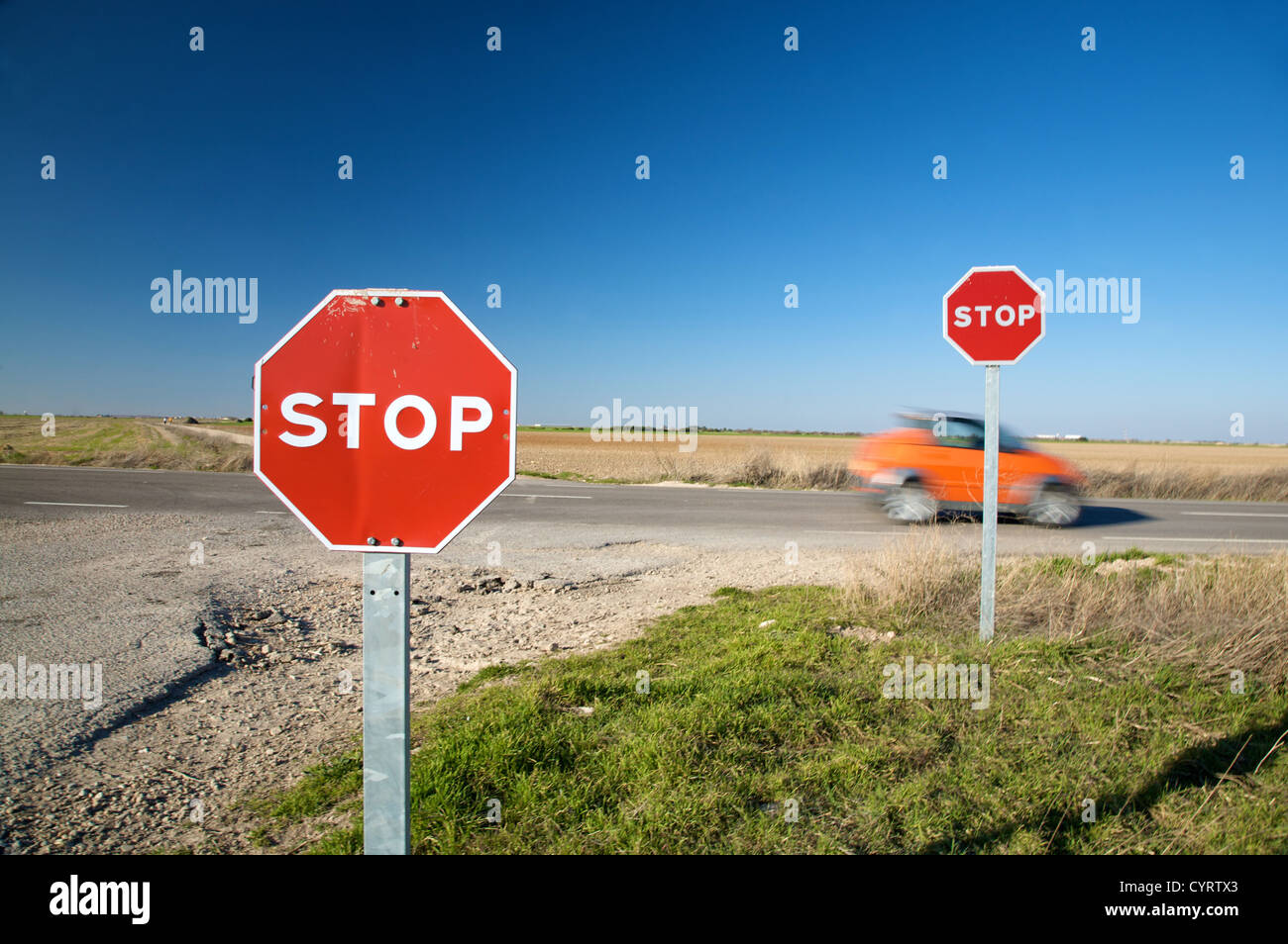 Stoppschild Verkehr neben Straße in Valladolid Spanien Stockfoto