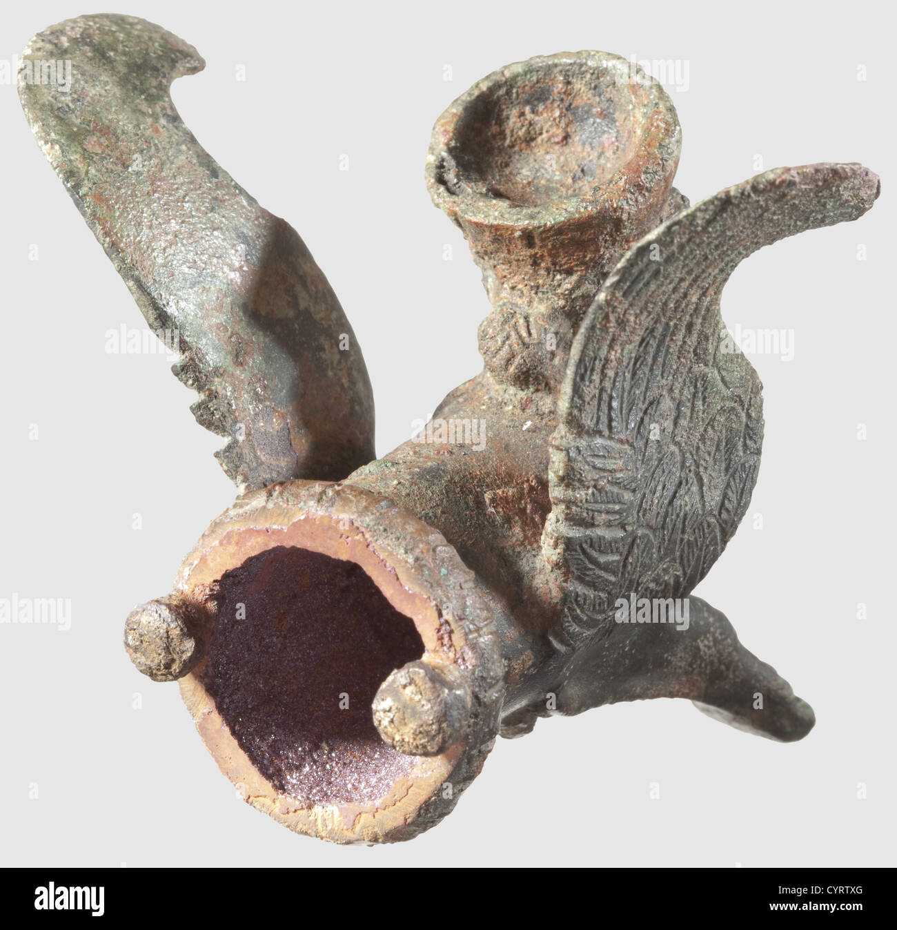 Ein römischer Protom in Form einer Sphinx, 1./2. Jahrhundert n. Chr. Dreidimensionaler Vorderteil einer Sphinx aus Bronze, fein detailliert eingravierter Frauenkopf sowie ein geflügelter Löwenkörper. Auf der Rückseite zwei Stifte zur Befestigung. Das Innere mit kristallisierten Rückständen eines Klebstoffs. Höhe 6 cm. Herkunft: Süddeutsche Privatsammlung, 70er Jahre und später, historisch, historisch, antike Welt, antike Welt, antike Zeiten, Objekt, Objekte, Stills, Ausschneiden, Ausschneiden, Ausschneiden, Ausschneiden, mittelmeer, Edelmetall, Edelmetalle, Skulptur, Skulpturen, stat, zusätzliche-Rechte-Clearences-nicht verfügbar Stockfoto