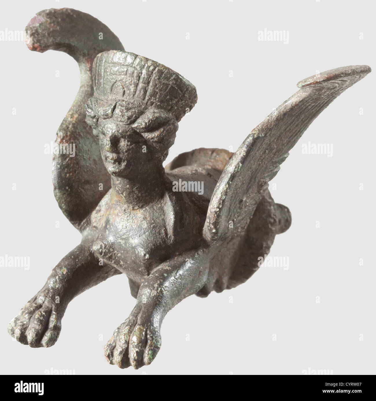 Ein römischer Protom in Form einer Sphinx, 1./2. Jahrhundert n. Chr. Dreidimensionaler Vorderteil einer Sphinx aus Bronze, fein detailliert eingravierter Frauenkopf sowie ein geflügelter Löwenkörper. Auf der Rückseite zwei Stifte zur Befestigung. Das Innere mit kristallisierten Rückständen eines Klebstoffs. Höhe 6 cm. Herkunft: Süddeutsche Privatsammlung, 70er Jahre und später, historisch, historisch, antike Welt, antike Welt, antike Zeiten, Objekt, Objekte, Stills, Ausschneiden, Ausschneiden, Ausschneiden, Ausschneiden, mittelmeer, Edelmetall, Edelmetalle, Skulptur, Skulpturen, stat, zusätzliche-Rechte-Clearences-nicht verfügbar Stockfoto