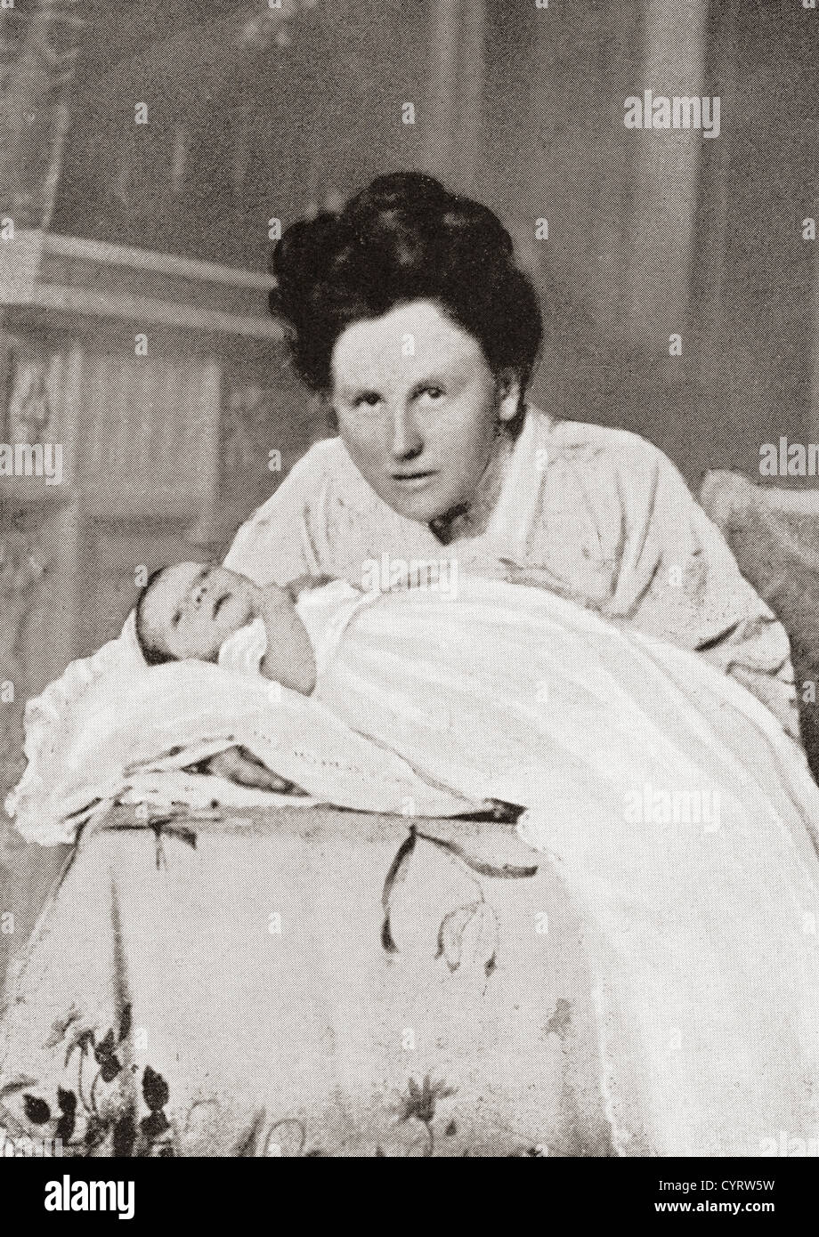Wilhelmina der Niederlande mit ihrer neugeborenen Tochter Prinzessin Juliana. Wilhelmina Helena Pauline Maria, 1880 –1962. Stockfoto