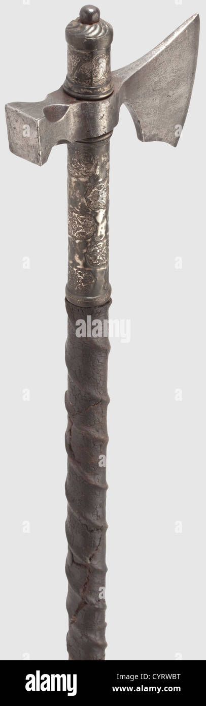 Eine silberne osmanische Kampfaxt, um 1700 EINE robuste geschmiedete Eisenklinge mit leicht abgerundeter Kante und einem viereckigen Hammerstück, das an den Seiten eingeengt ist. Runder Holzhelve mit dekorativ gejagten Silberhalterungen (stellenweise stark abgedunkelt). Der Lederbezug mit Kordeleinlagen ist ein späterer Ersatz. Länge 69 cm. Eine ähnliche Axt findet man in der Karlsruher und Dresdner 'Türkenbeute',historisch,historisch,18. Jahrhundert,Osmanisches Reich,Handwaffe,Handwaffen,Handheld,Stoß,Schusswaffen,Klinge,Klingen,Waffe,Waffen,Arm,Zusatz-Rechte-Clearences-nicht verfügbar Stockfoto