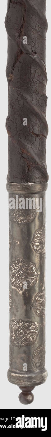 Eine silberne osmanische Kampfaxt, um 1700 EINE robuste geschmiedete Eisenklinge mit leicht abgerundeter Kante und einem viereckigen Hammerstück, das an den Seiten eingeengt ist. Runder Holzhelve mit dekorativ gejagten Silberhalterungen (stellenweise stark abgedunkelt). Der Lederbezug mit Kordeleinlagen ist ein späterer Ersatz. Länge 69 cm. Eine ähnliche Axt findet man in der Karlsruher und Dresdner 'Türkenbeute',historisch,historisch,18. Jahrhundert,Osmanisches Reich,Handwaffe,Handwaffen,Handheld,Stoß,Schusswaffen,Klinge,Klingen,Waffe,Waffen,Arm,Zusatz-Rechte-Clearences-nicht verfügbar Stockfoto
