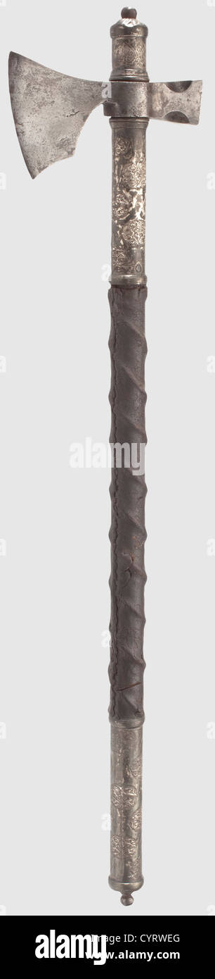 Eine silberne osmanische Kampfaxt, um 1700 EINE robuste geschmiedete Eisenklinge mit leicht abgerundeter Kante und einem viereckigen Hammerstück, das an den Seiten eingeengt ist. Runder Holzhelve mit dekorativ gejagten Silberhalterungen (stellenweise stark abgedunkelt). Der Lederbezug mit Kordeleinlagen ist ein späterer Ersatz. Länge 69 cm. Eine ähnliche Axt findet man in der Karlsruher und Dresdner 'Türkenbeute',historisch,historisch,18. Jahrhundert,Osmanisches Reich,Handwaffe,Handwaffen,Handheld,Stoß,Schusswaffen,Klinge,Klingen,Waffe,Waffen,Arm,Zusatz-Rechte-Clearences-nicht verfügbar Stockfoto