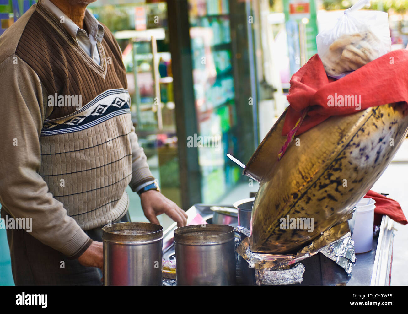 Mitte Schnittansicht eines Mannes mit Garküche in einem Straßenmarkt, New Delhi, Indien Stockfoto