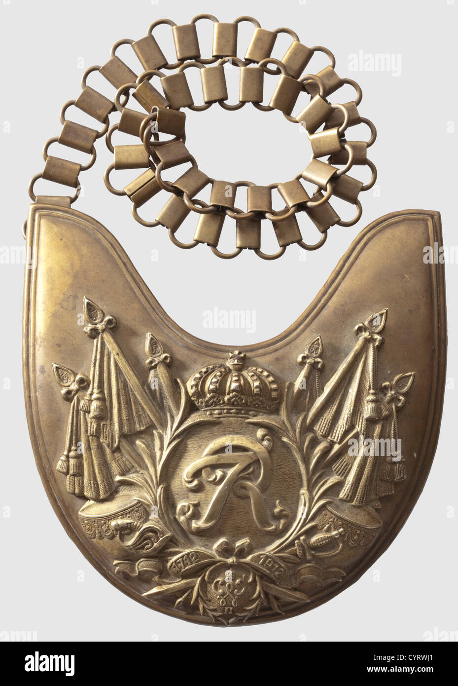Ein Gorget M 1912 für Männer, die sich für das Regiment Garde du Corps eingeschrieben haben, Messingschild mit weißen Kupfersignien: goldene "FR"-Chiffre, Banner und eine Schriftrolle mit den Jahren "1712 - 1912" über der Chiffre "W II". Es gibt vier Befestigungsmuttern auf der Rückseite, die beschriftet ist, 'G.d.C.L.U.L.U., 56' und trägt die Marke des Herstellers,'C.E. Juncker Berlin.“ Komplett mit einer 50 cm langen Tombac-Aufhängekette. Seltener Gorget mit schöner Patina. Es stammt aus dem gleichen Erbe wie der Helm M 1867 und cuirass, historisch, historisch, 19. Jahrhundert, 18. Jahrhundert, Preußen, Preußen, Deutsch, Ge, zusätzliche-Rechte-Clearences-nicht verfügbar Stockfoto