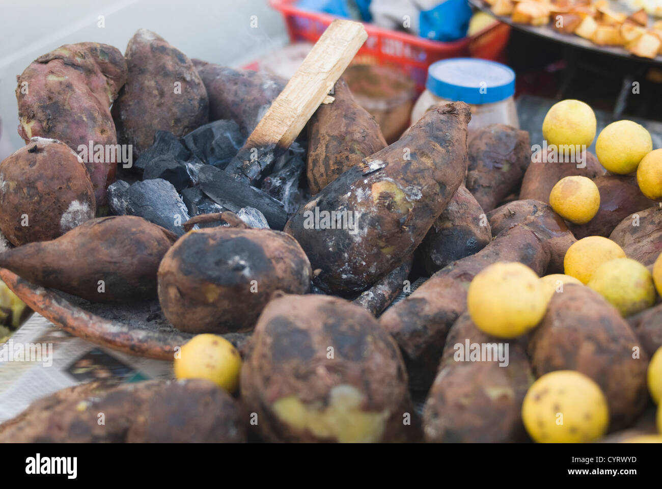 Nahaufnahme von Süßkartoffeln mit Zitronen an einem Chaat Stall, New Delhi, Indien Stockfoto