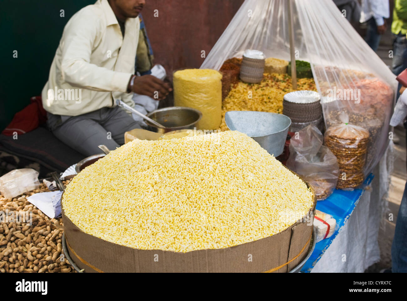 Anbieter verkaufen Lebensmittel an einem Marktstand, New Delhi, Indien Stockfoto