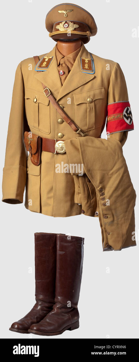 Eine komplette Uniform eines politischen Führers, im Rang des Sektionsleiters in der lokalen Gruppe Visor Kappe von braunem Gabardine mit braunen Samt Spitzenstreifen, blaue Paspeln, vergoldete Metallabzeichen, und Gold Cellon Kappe Kordel.Gelbe Seide Liner mit Zelluloid Kappe Trapez, ein RZM-Tag unter dem Schweißband.das Fell von braunem Gabardine mit Gold Party Knöpfe, braune Kragenlaschen im Rang des Sektionsleiters, blaue Paspeln und aufgetragene Nationaladler mit Eichenblatt, der linke Ärmel mit einem Armband für einen lokalen Kapitelleiter.die Innentasche mit RZM-Tag 'Dienstrock für po,Additional-Rights-Clearences-nicht verfügbar Stockfoto