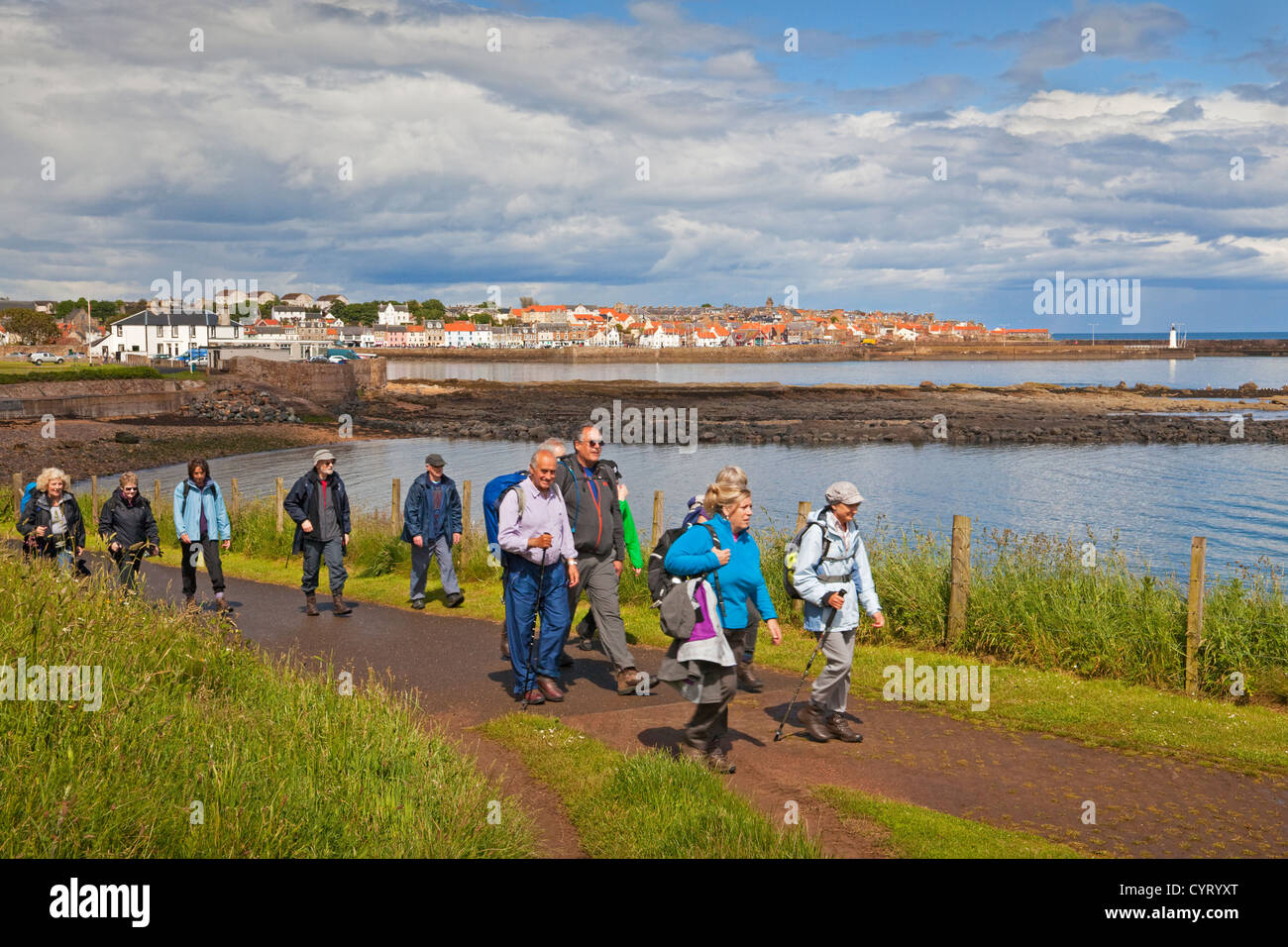 Wanderer auf der Fife Coastal Path in der Nähe von Anstruther Stockfoto